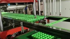 ماكينة تصنيع صواني البذور البلاستيكية بالفاكيوم ذات ثلاث محطات(ATM-72/85)