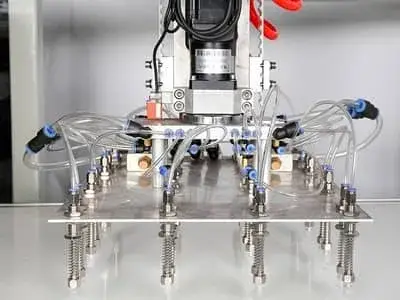 التجميع والذراع الروبوتية